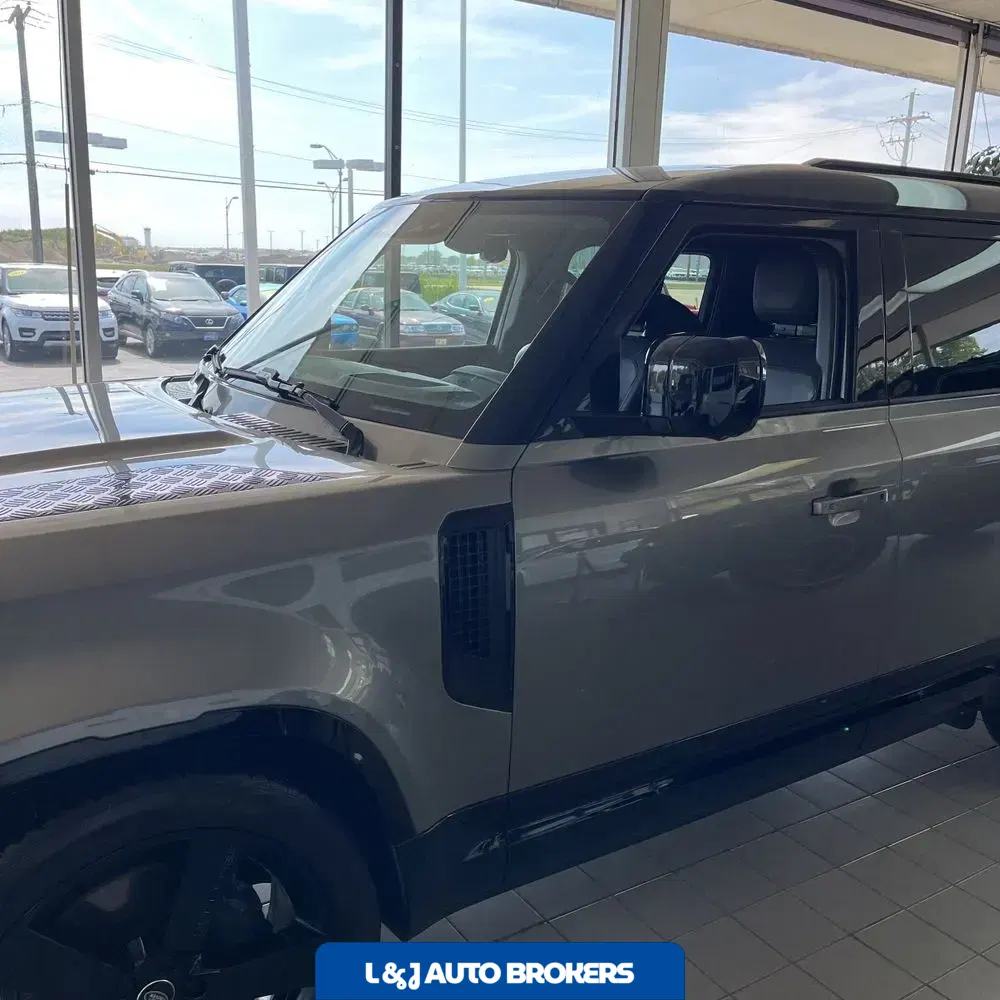 2023 Land Rover Defender 130 X-Dynamic SE