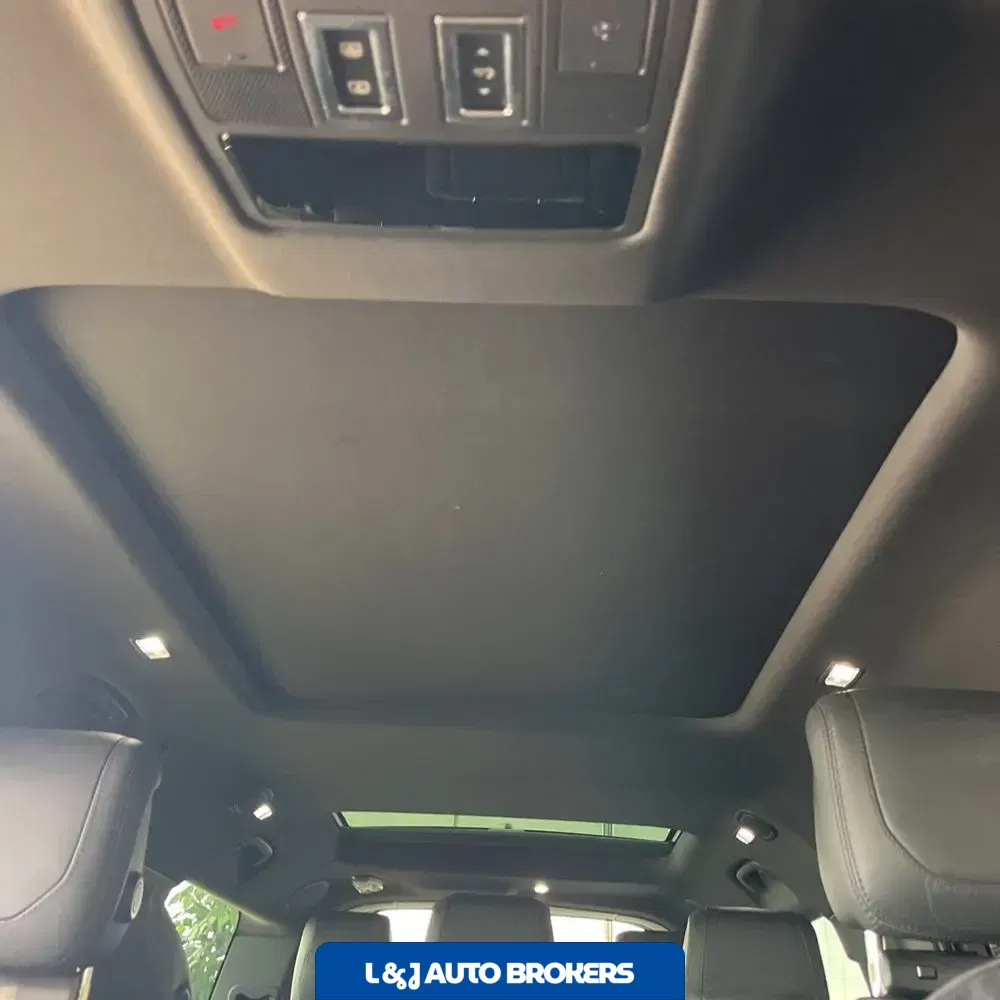 2023 Land Rover Defender 130 X-Dynamic SE