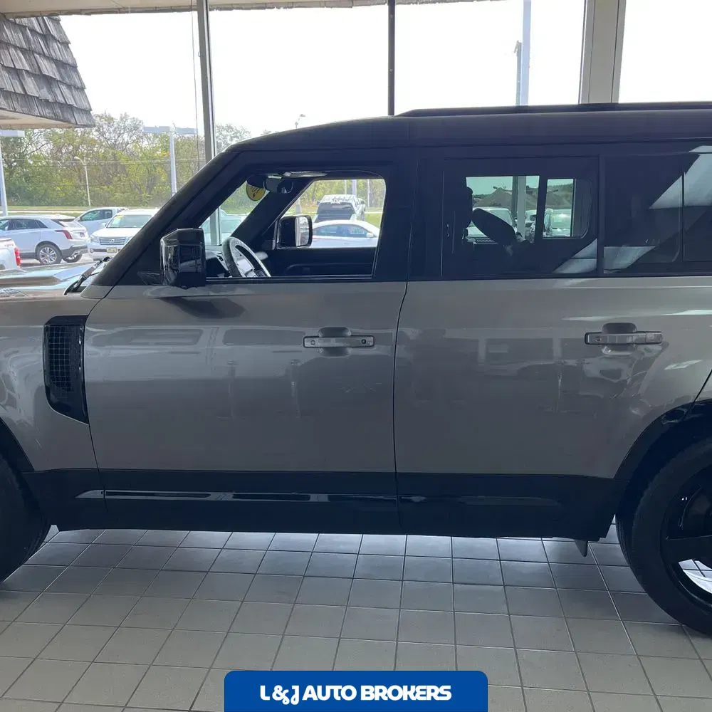 2023 Land Rover Defender 130 X-Dynamic SE