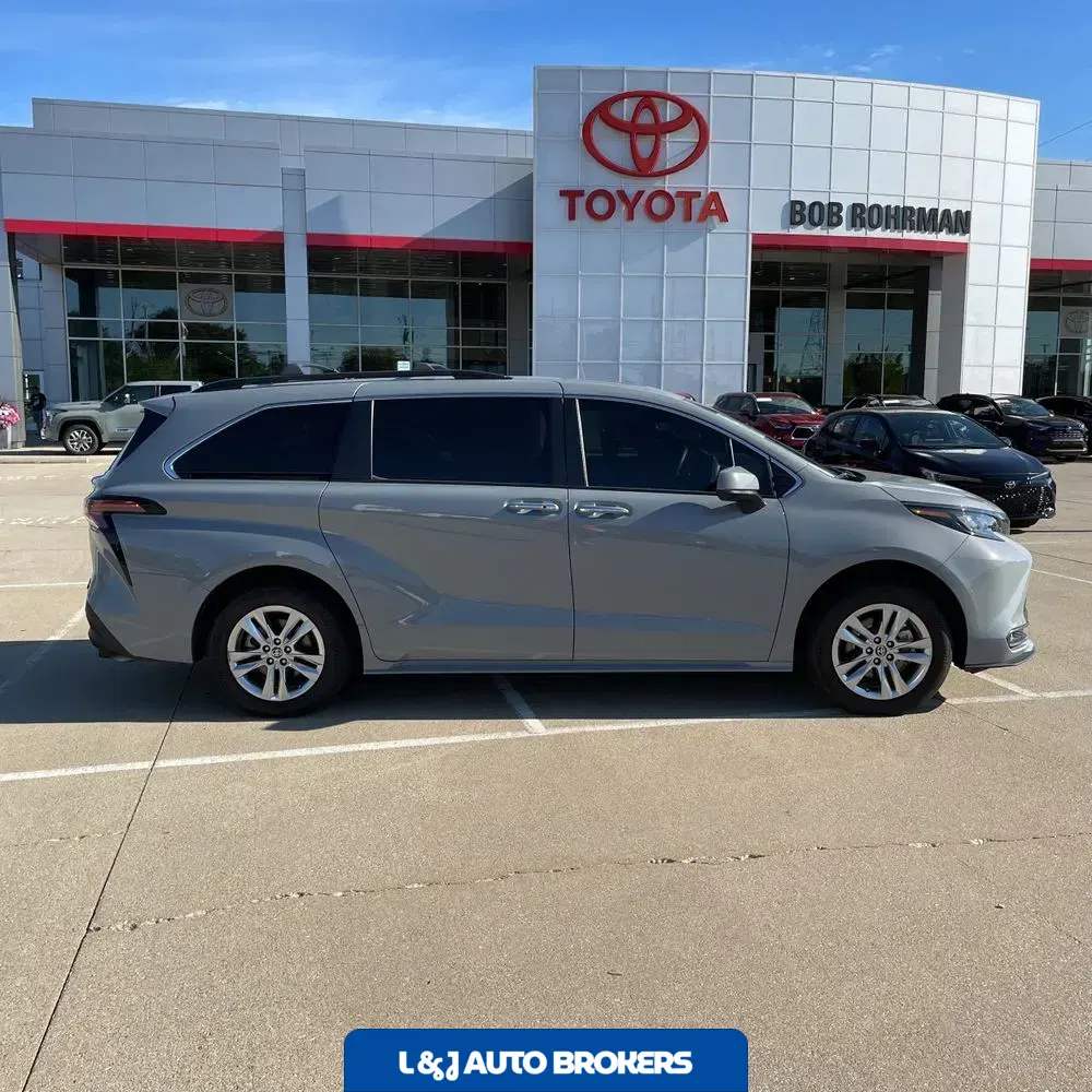2023 Toyota Sienna Woodland Edition