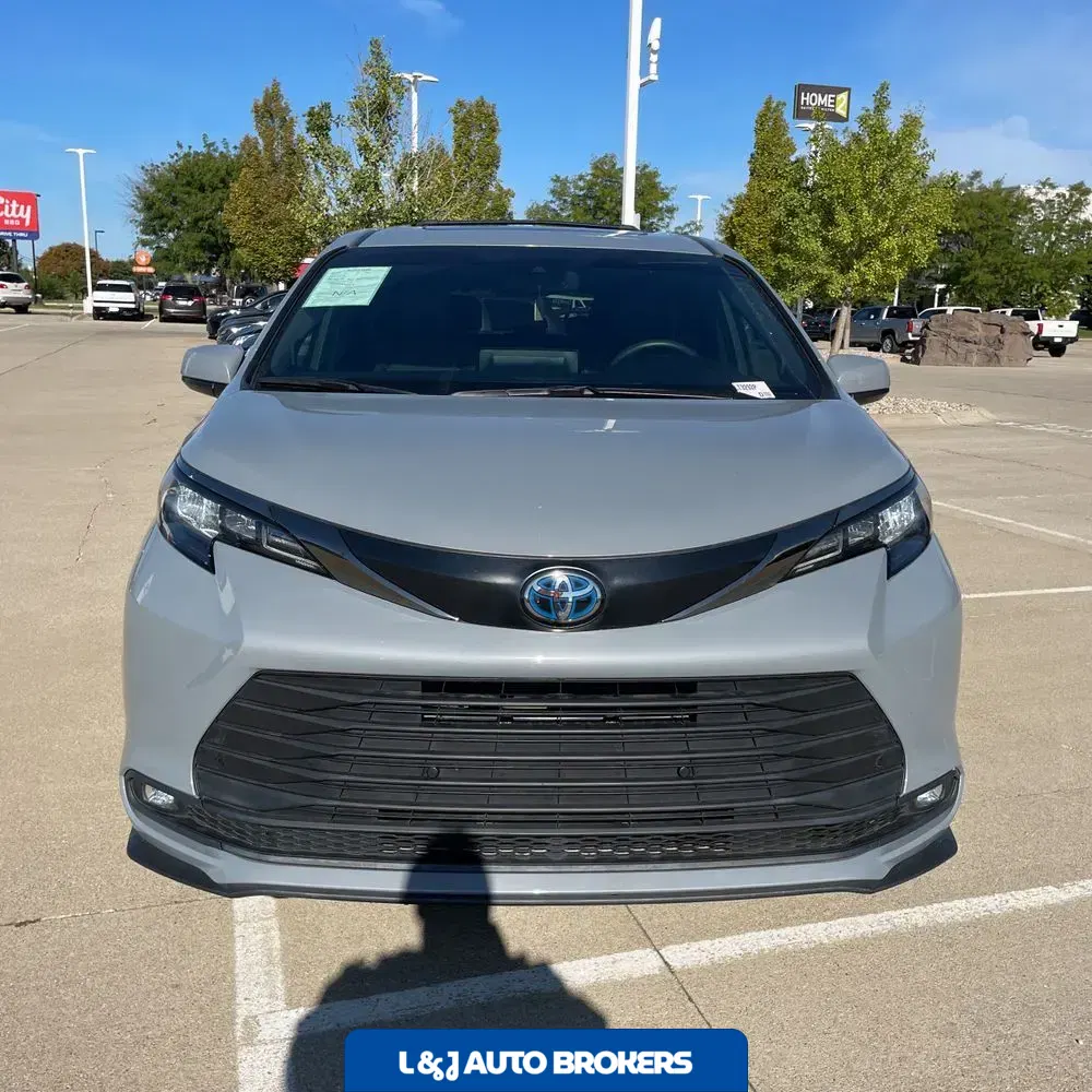 2023 Toyota Sienna Woodland Edition