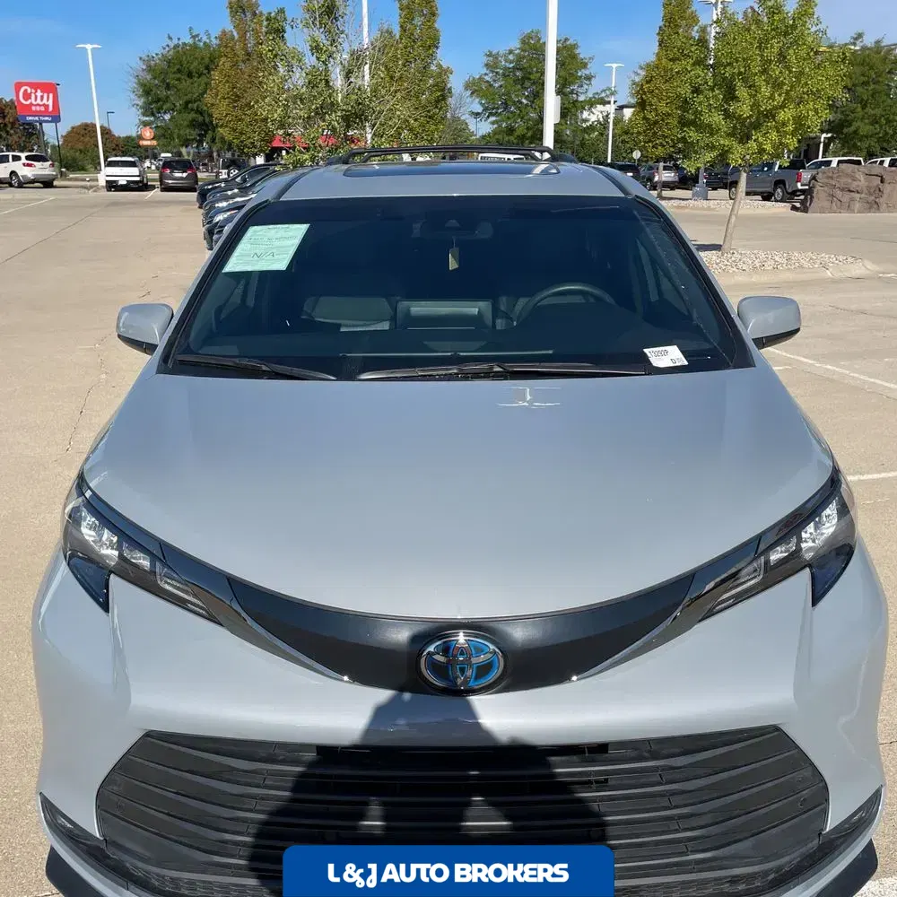 2023 Toyota Sienna Woodland Edition