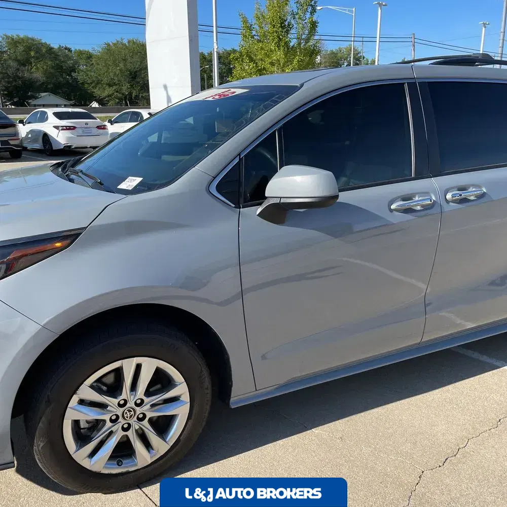 2023 Toyota Sienna Woodland Edition