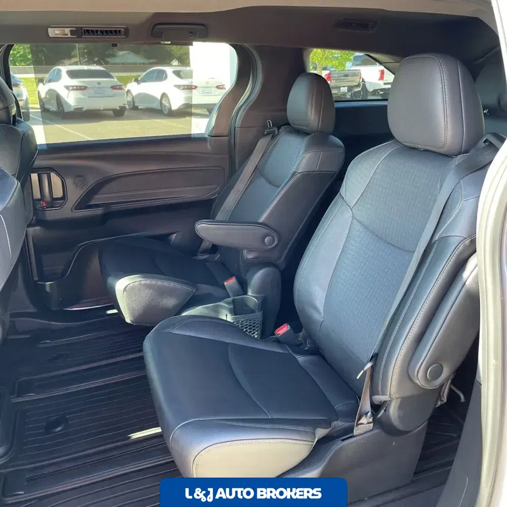 2023 Toyota Sienna Woodland Edition