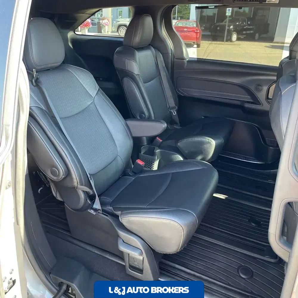 2023 Toyota Sienna Woodland Edition