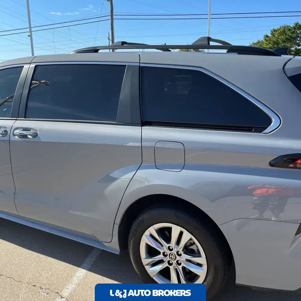 2023 Toyota Sienna Woodland Edition