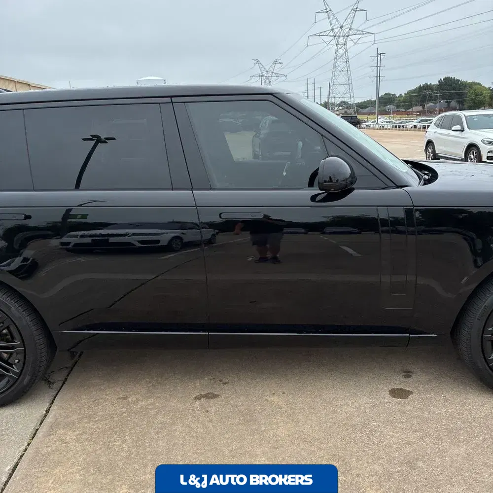 2025 Land Rover Range Rover SE P530