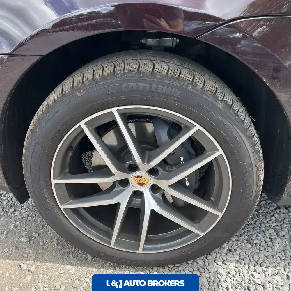 2025 Porsche Macan Base