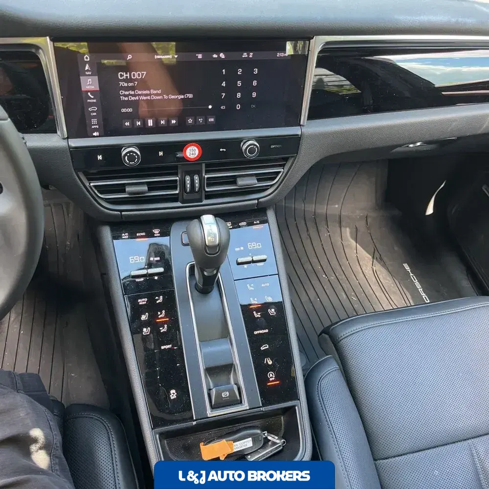 2025 Porsche Macan Base