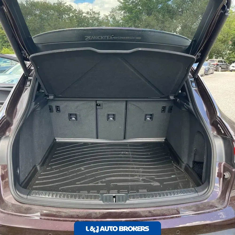 2025 Porsche Macan Base