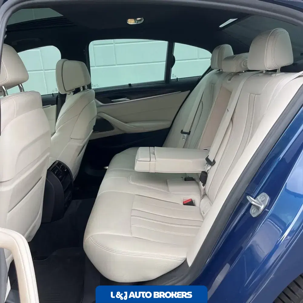 2021 BMW 5-Series M550xi
