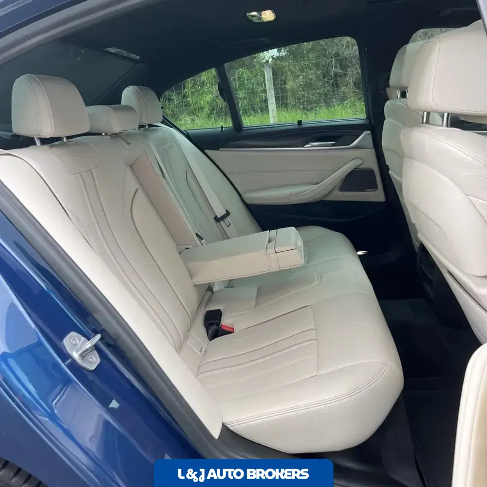 2021 BMW 5-Series M550xi
