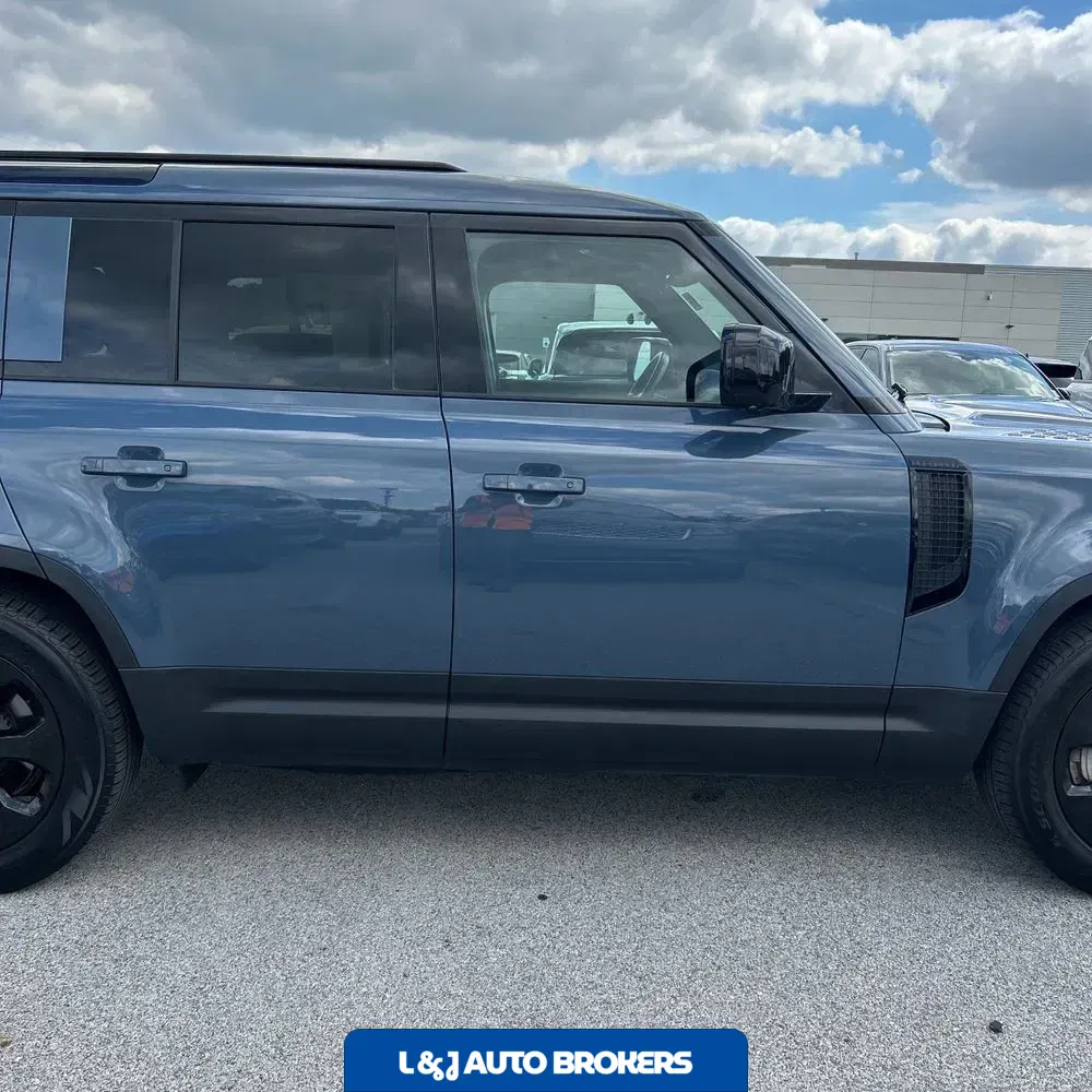2023 Land Rover Defender 110 SE