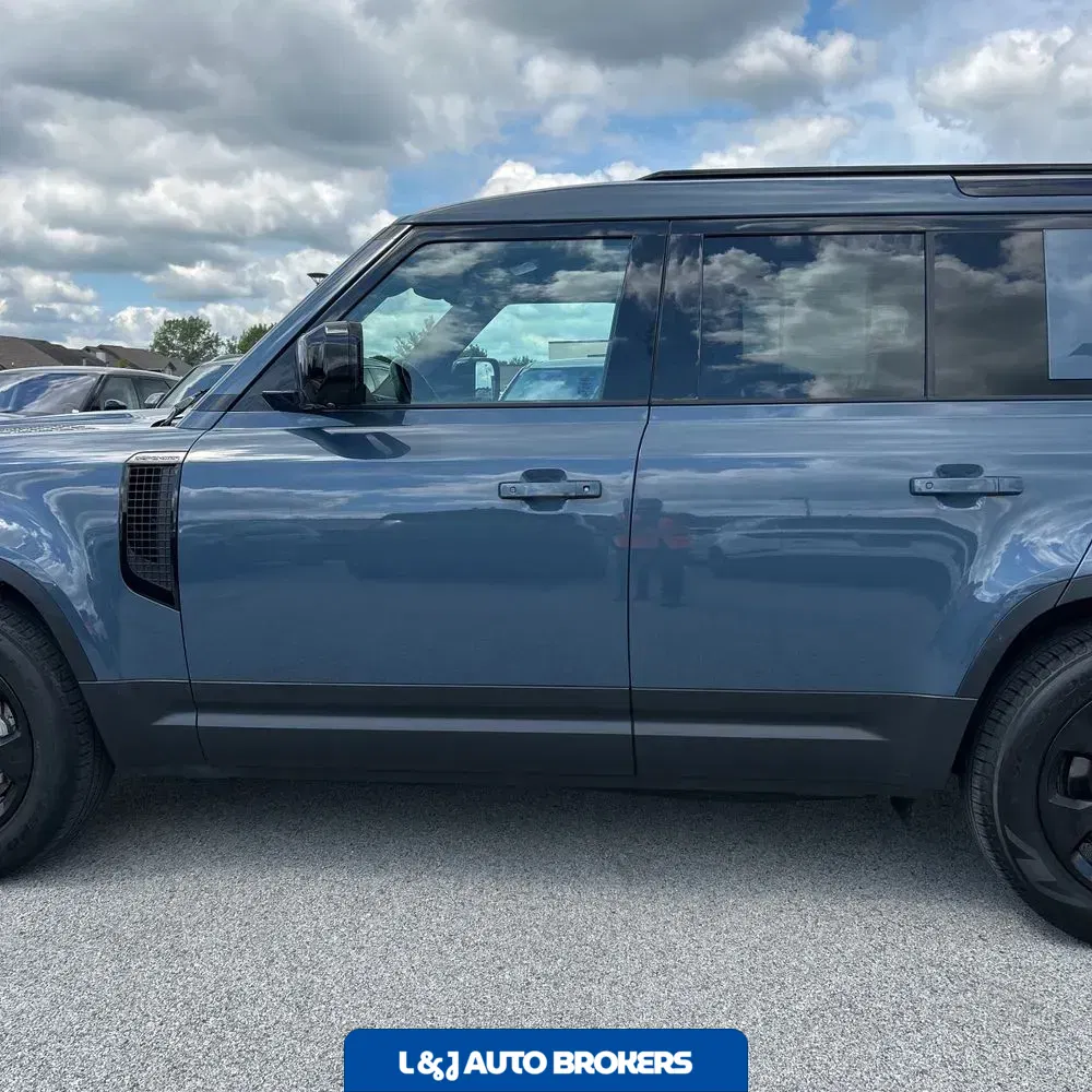 2023 Land Rover Defender 110 SE