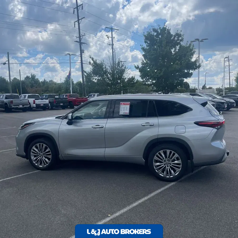 2024 Toyota Highlander Hybrid Platinum