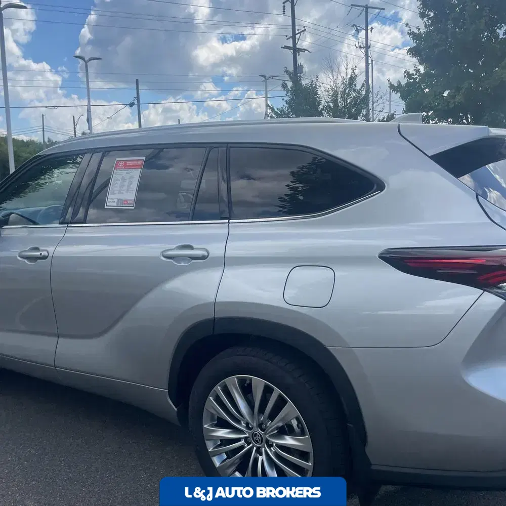 2024 Toyota Highlander Hybrid Platinum