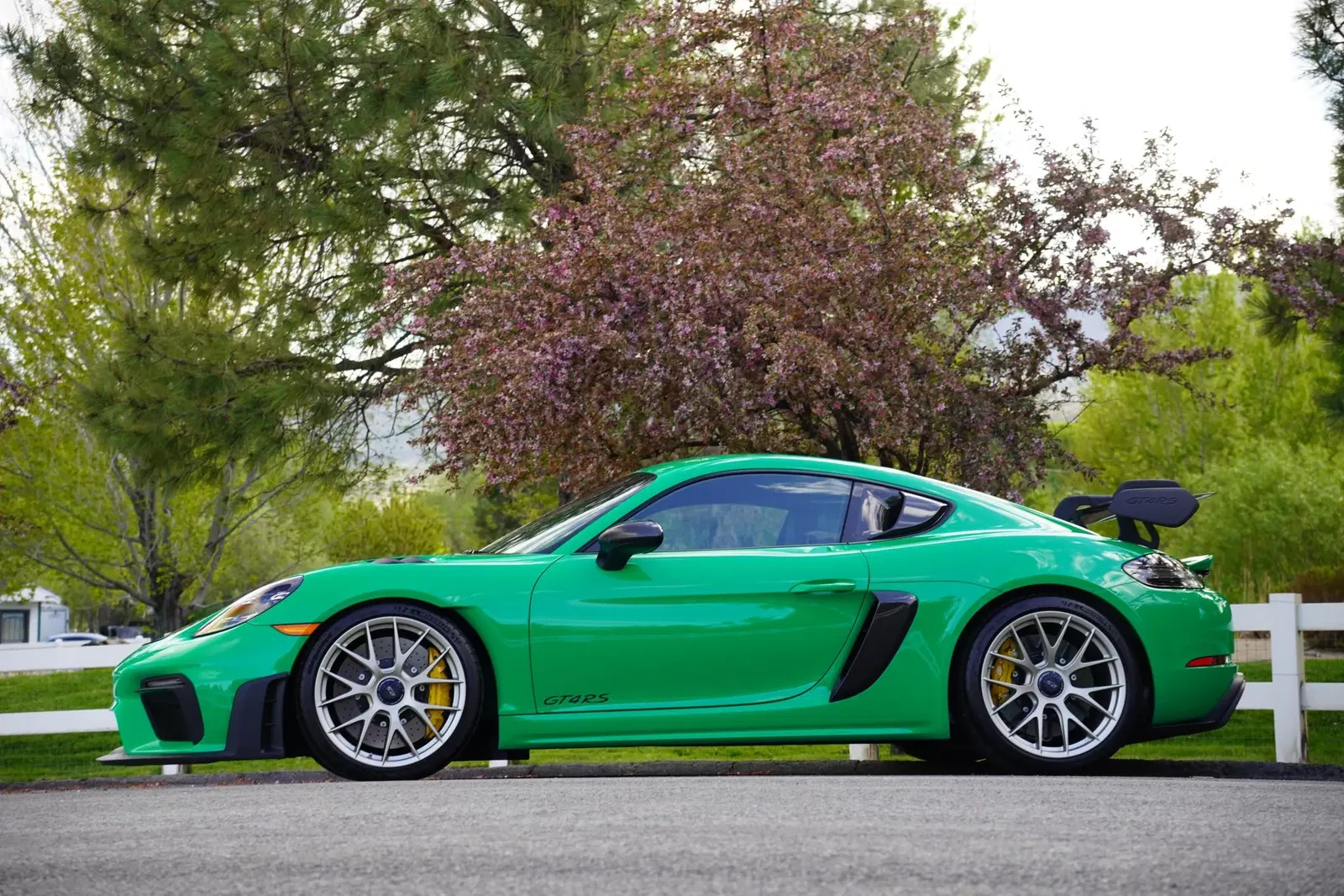 Signal Green 2023 Porsche 718 Cayman GT4 RS Weissach
