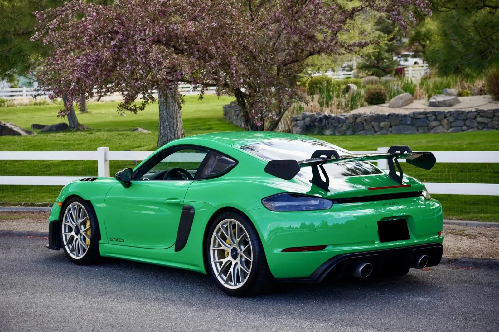 Signal Green 2023 Porsche 718 Cayman GT4 RS Weissach
