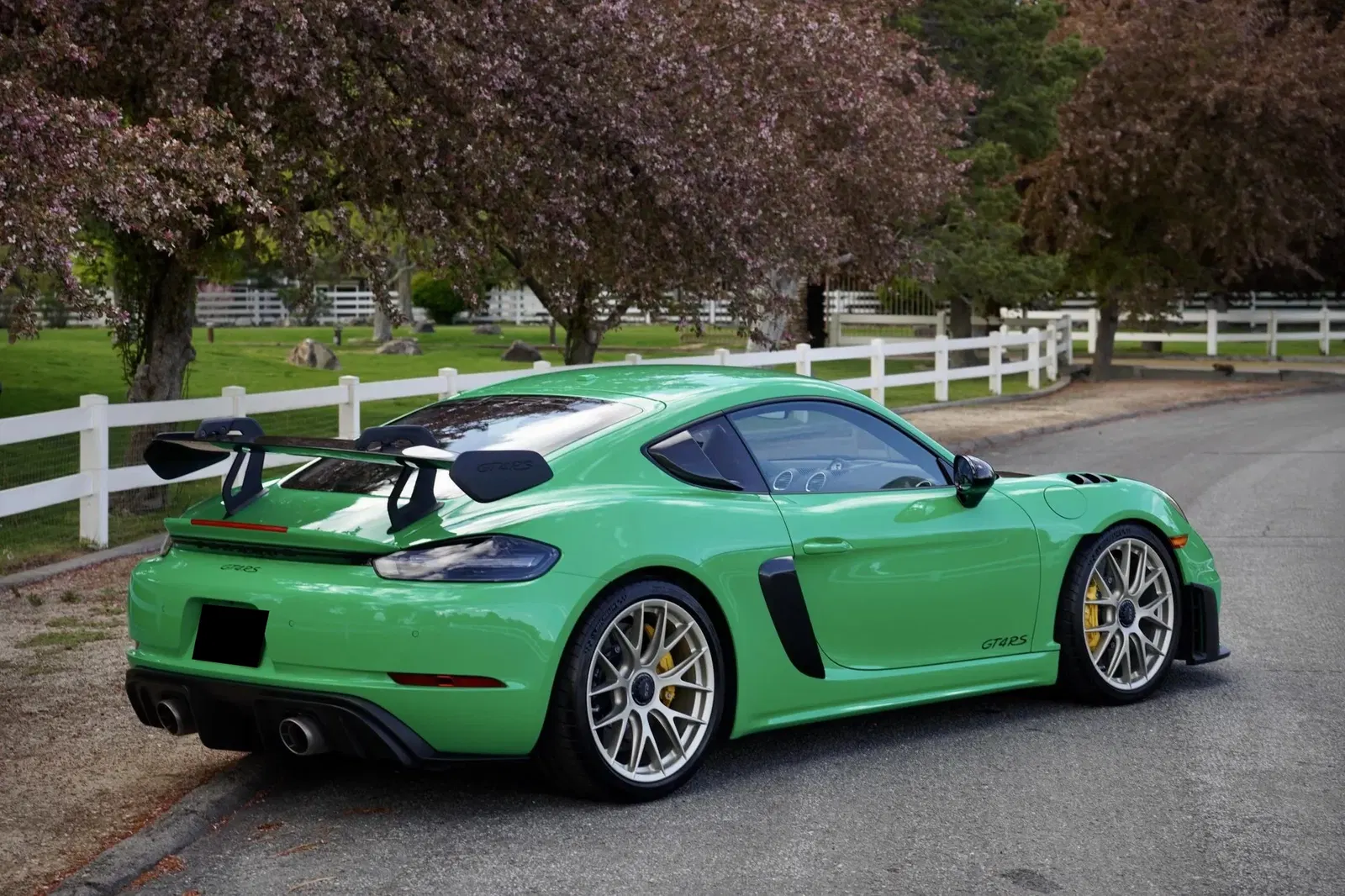 Signal Green 2023 Porsche 718 Cayman GT4 RS Weissach