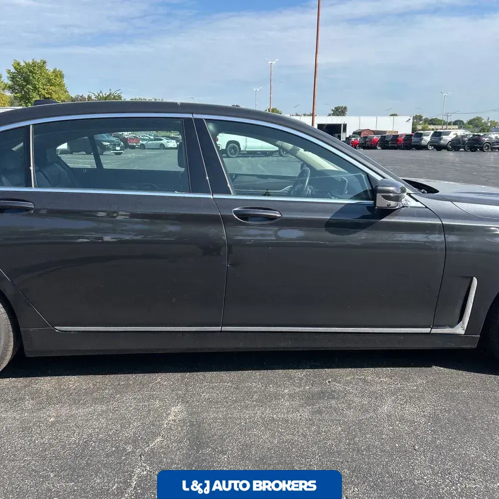 2022 BMW 7-Series 740i