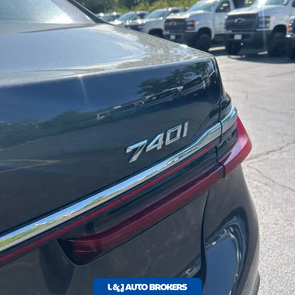 2022 BMW 7-Series 740i