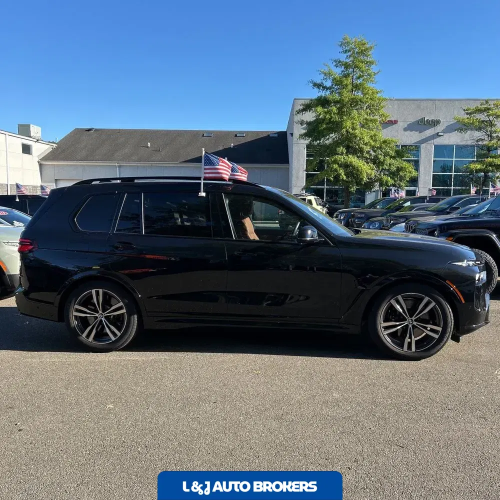 2025 BMW X7 M60i
