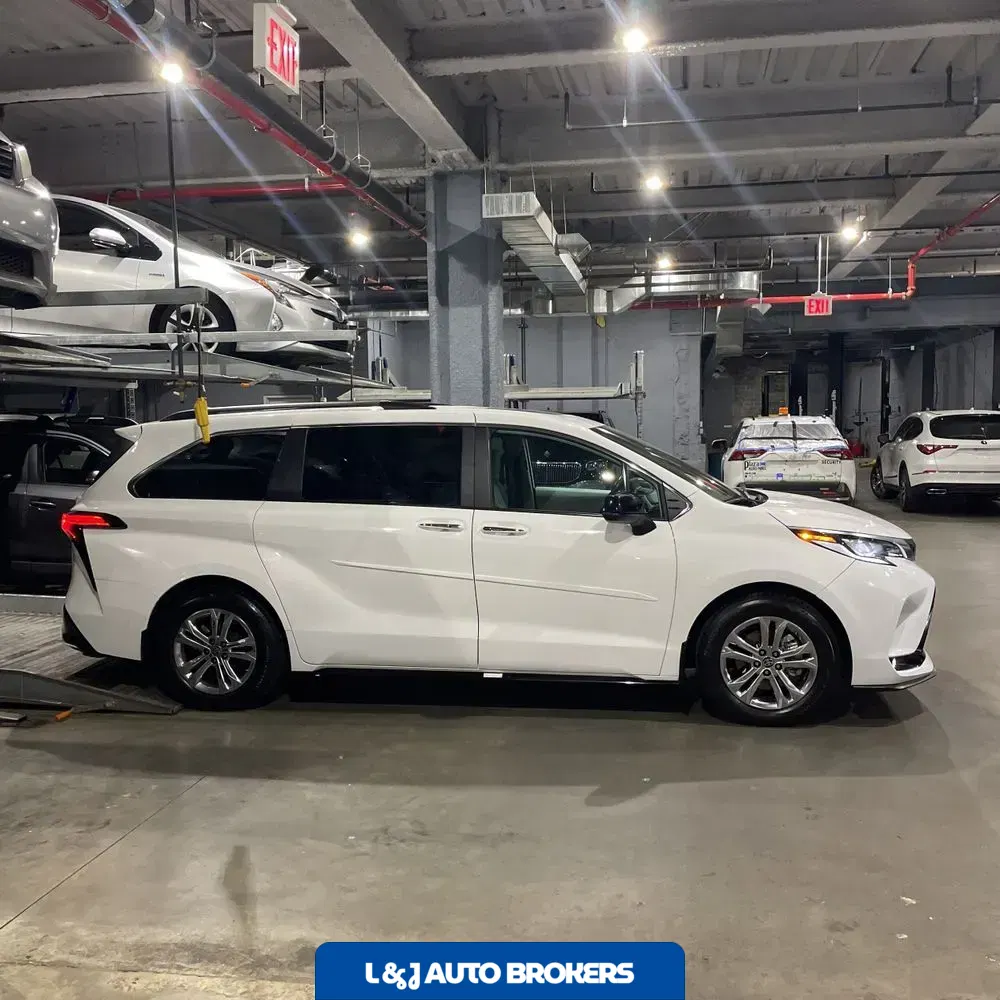 2023 Toyota Sienna XSE 7-Passenger