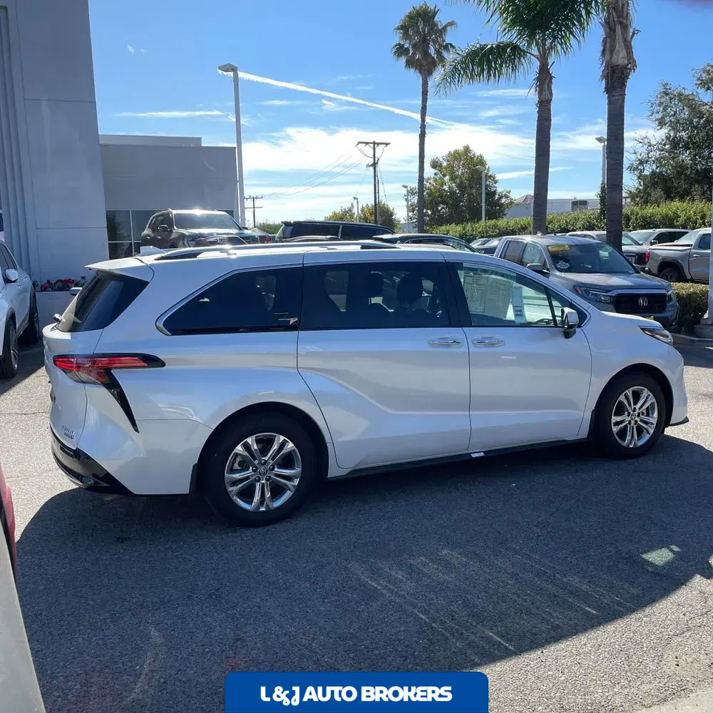 2023 Toyota Sienna Platinum 7-Passenger