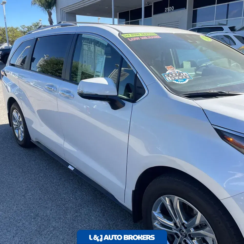2023 Toyota Sienna Platinum 7-Passenger