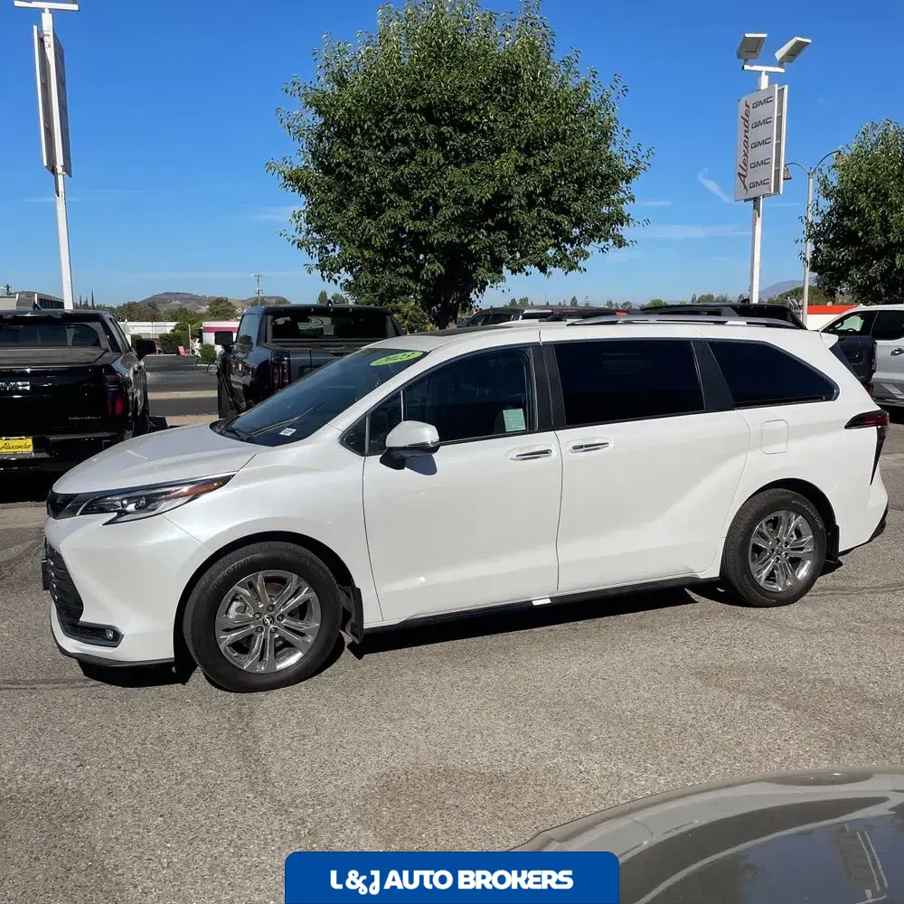 2023 Toyota Sienna Platinum 7-Passenger