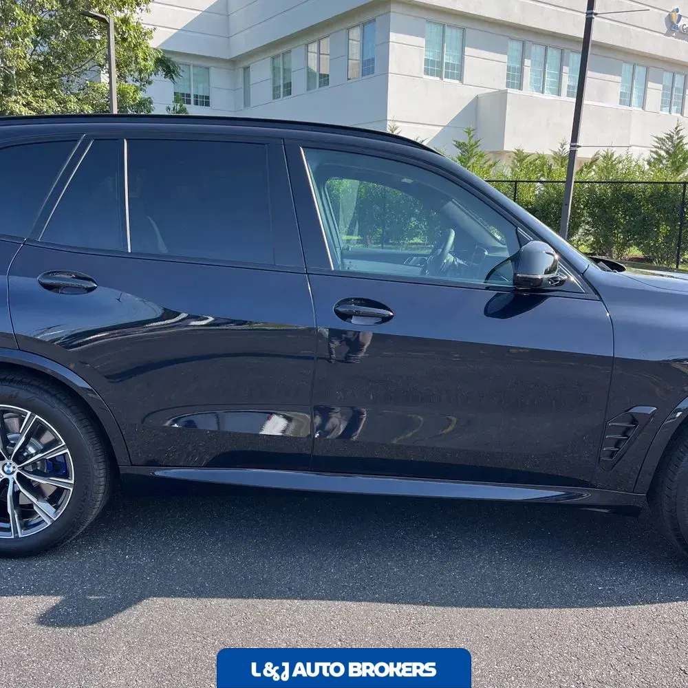 2025 BMW X5 M60i