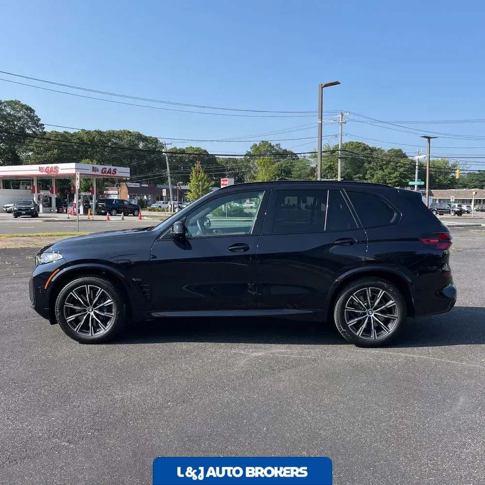 2025 BMW X5 M60i