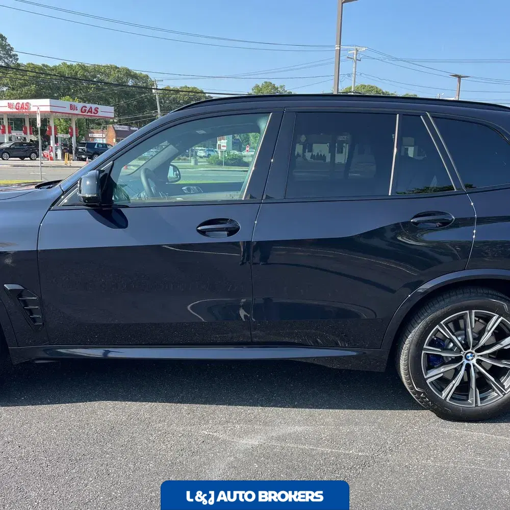 2025 BMW X5 M60i