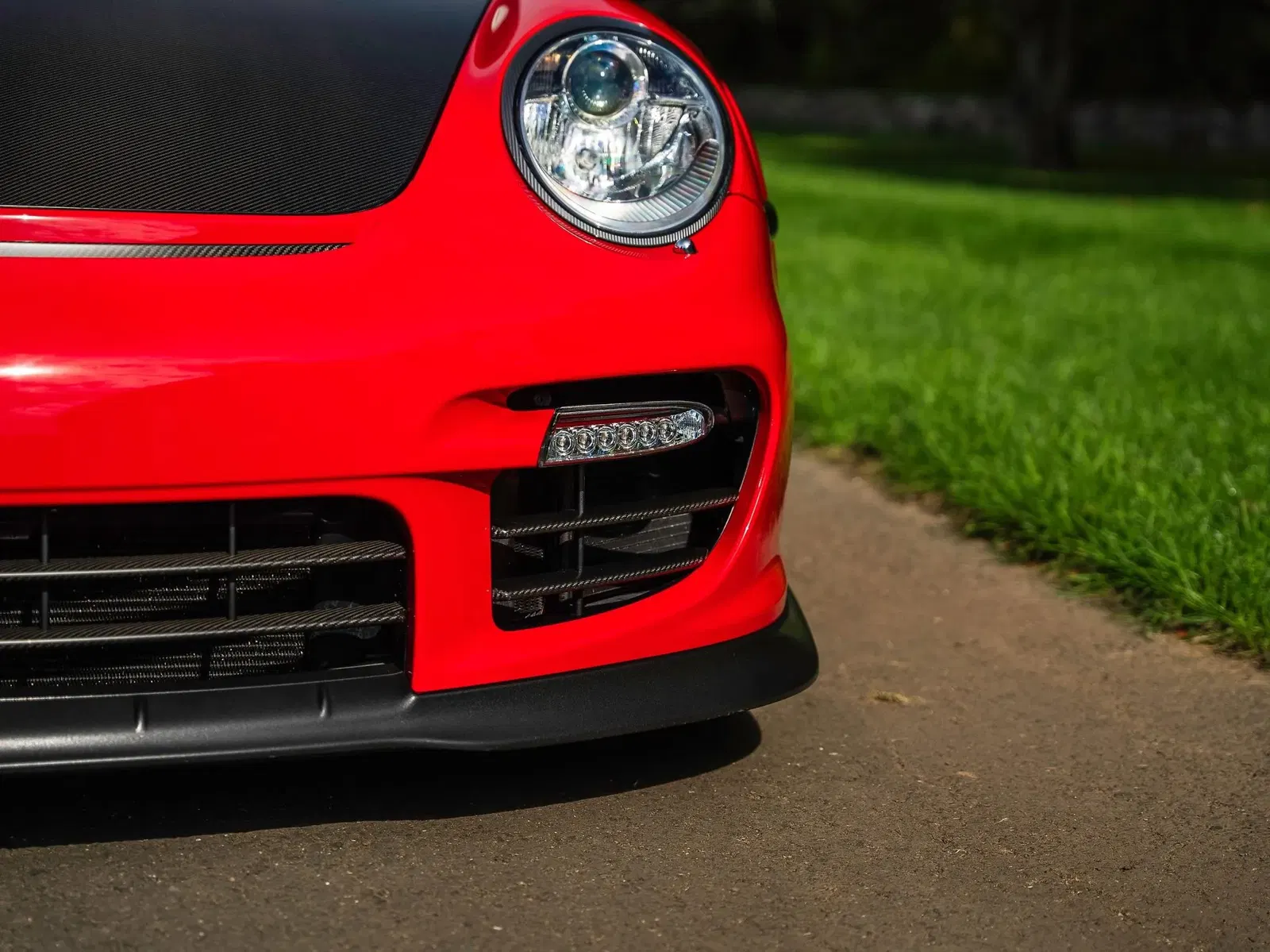 4k-Mile 2011 Porsche 911 GT2 RS