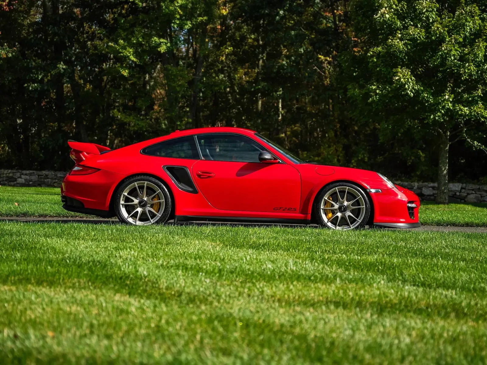 4k-Mile 2011 Porsche 911 GT2 RS