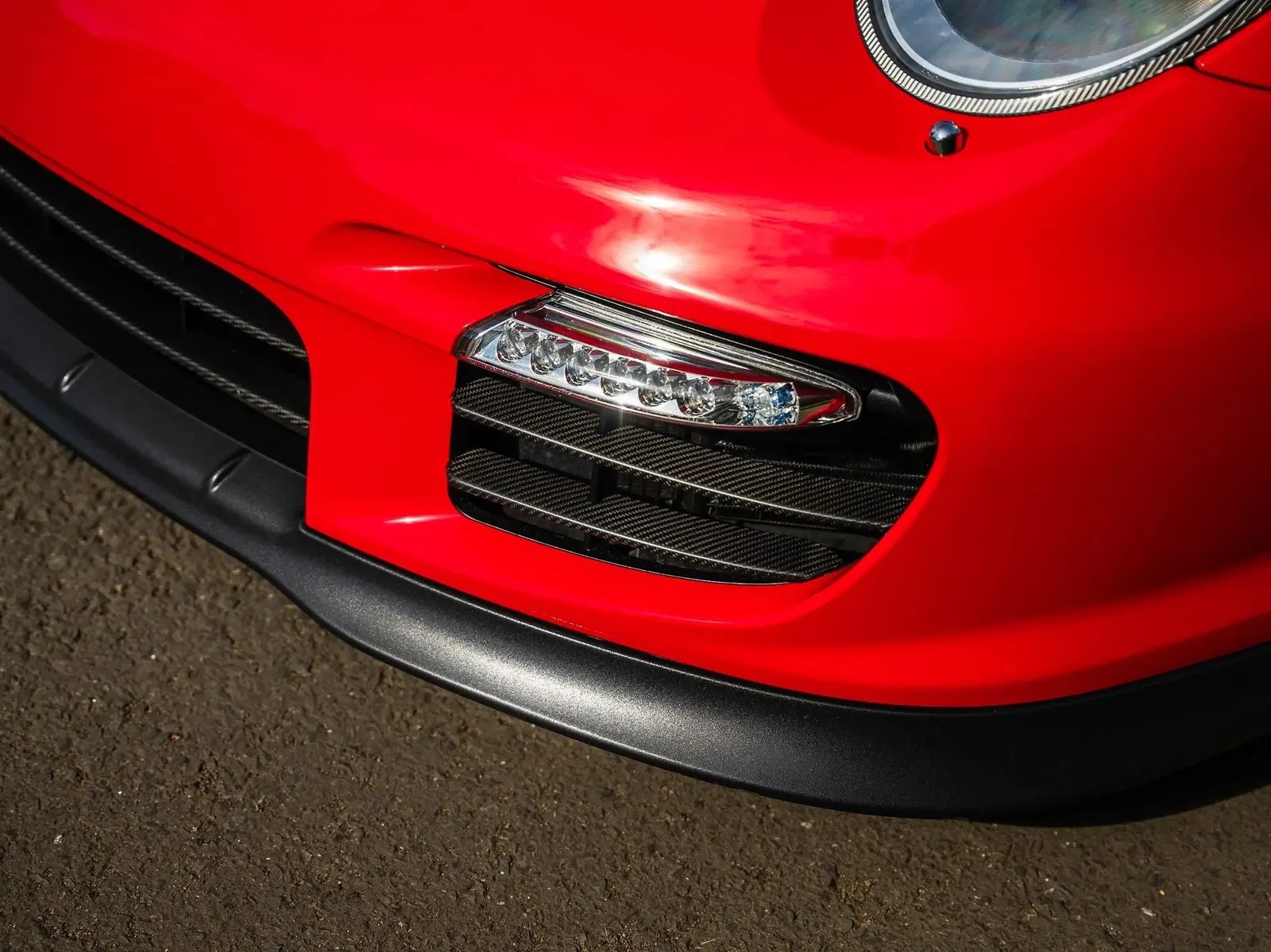 4k-Mile 2011 Porsche 911 GT2 RS