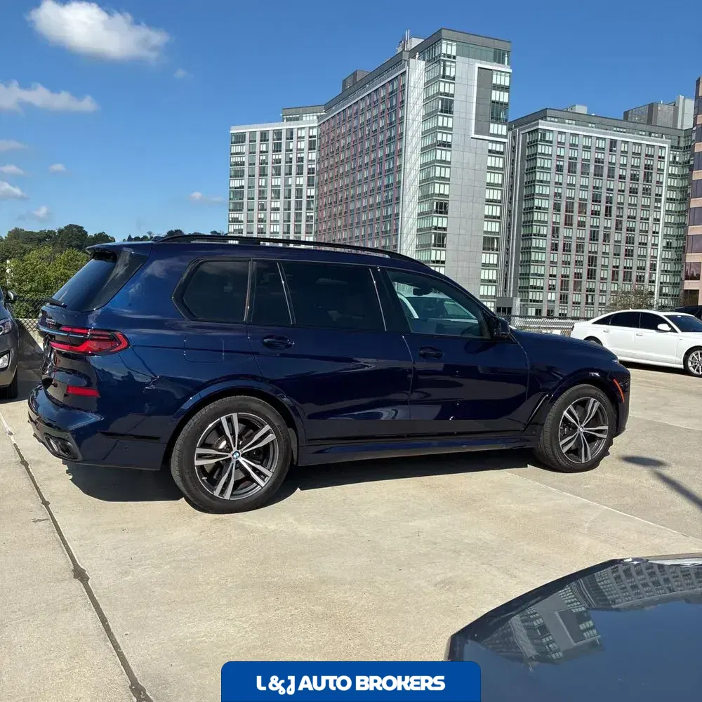 2023 BMW X7 M60i