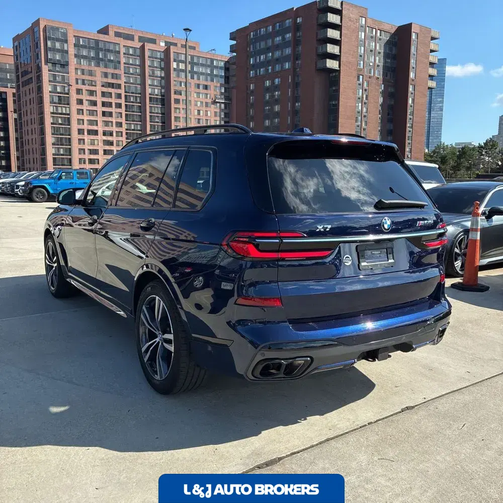 2023 BMW X7 M60i