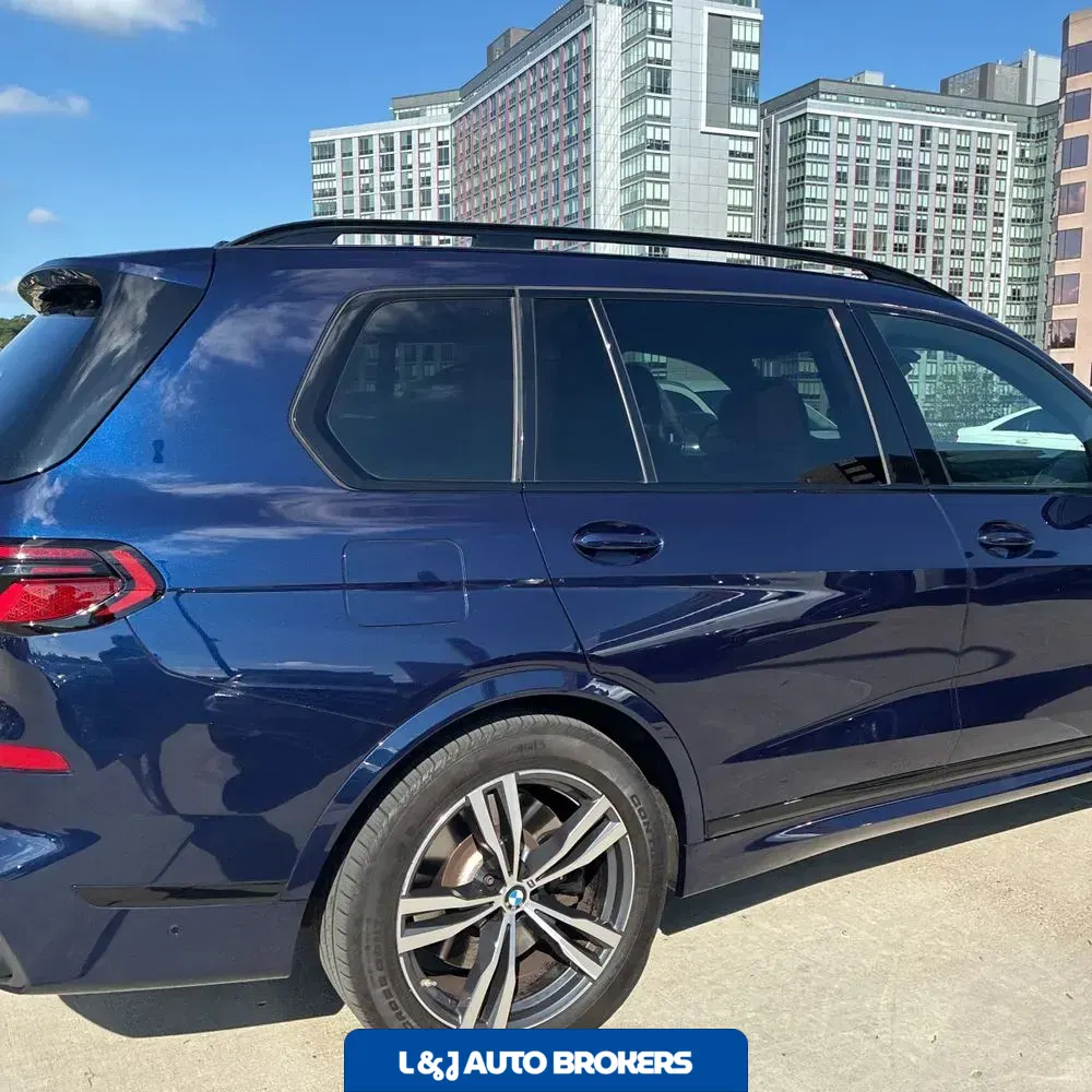 2023 BMW X7 M60i
