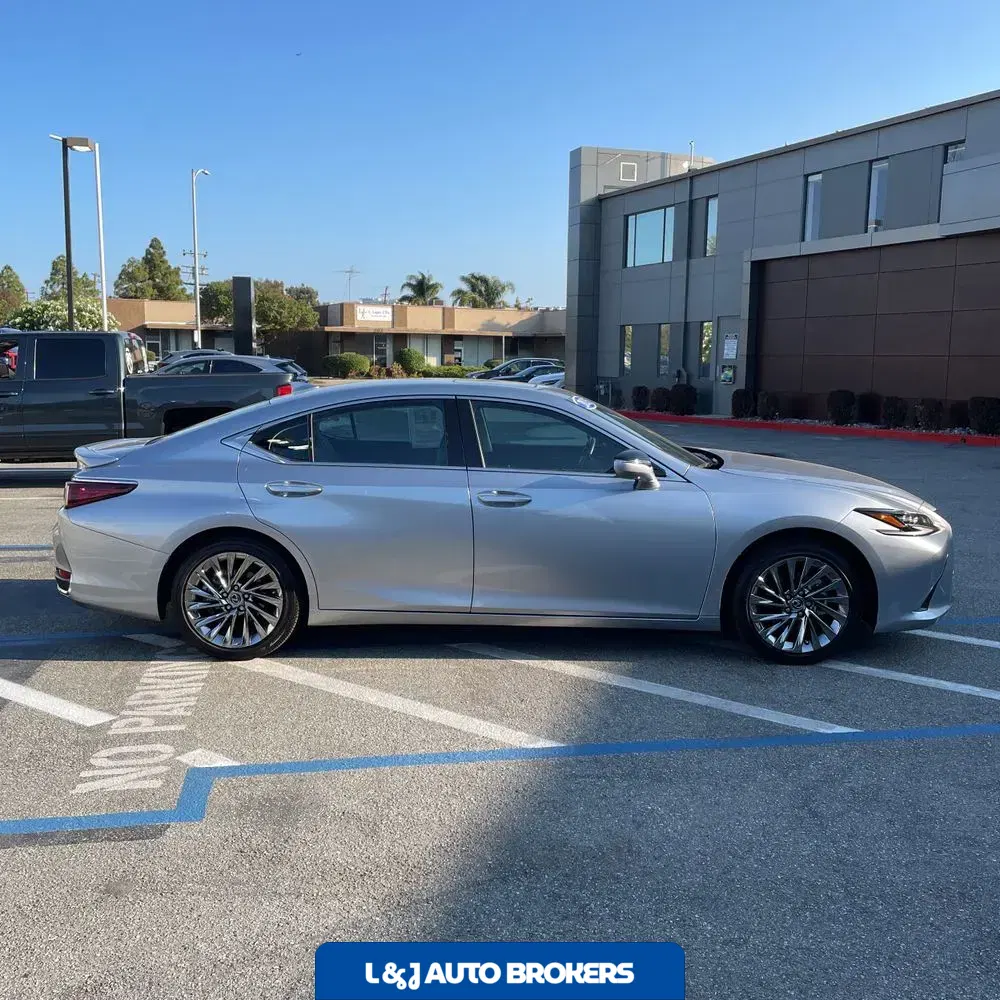 2025 Lexus ES 300h Luxury
