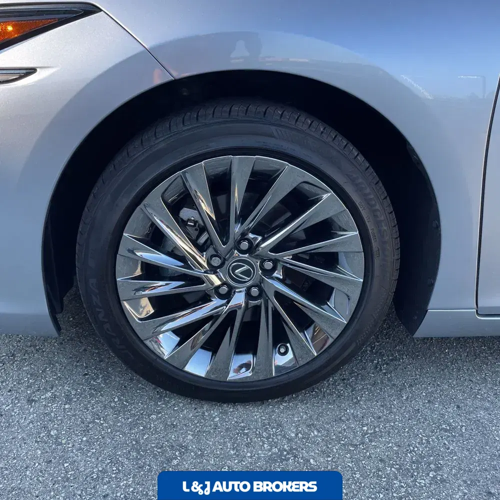 2025 Lexus ES 300h Luxury