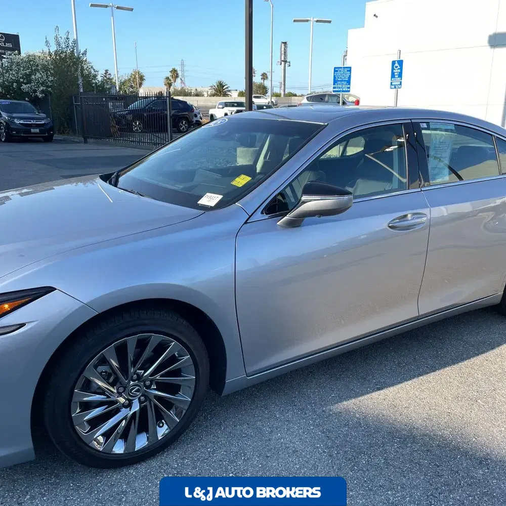 2025 Lexus ES 300h Luxury