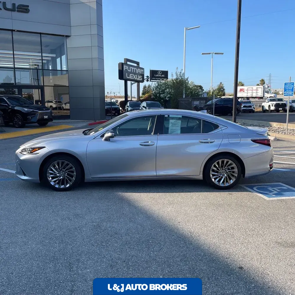 2025 Lexus ES 300h Luxury