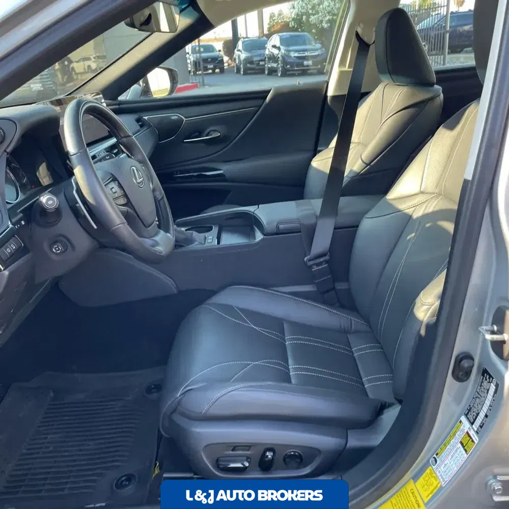 2025 Lexus ES 300h Luxury