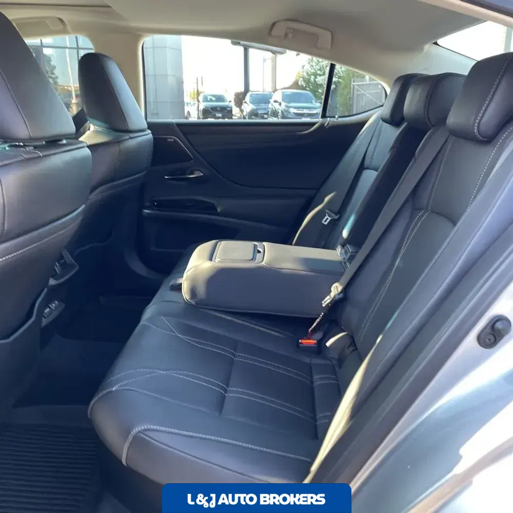 2025 Lexus ES 300h Luxury