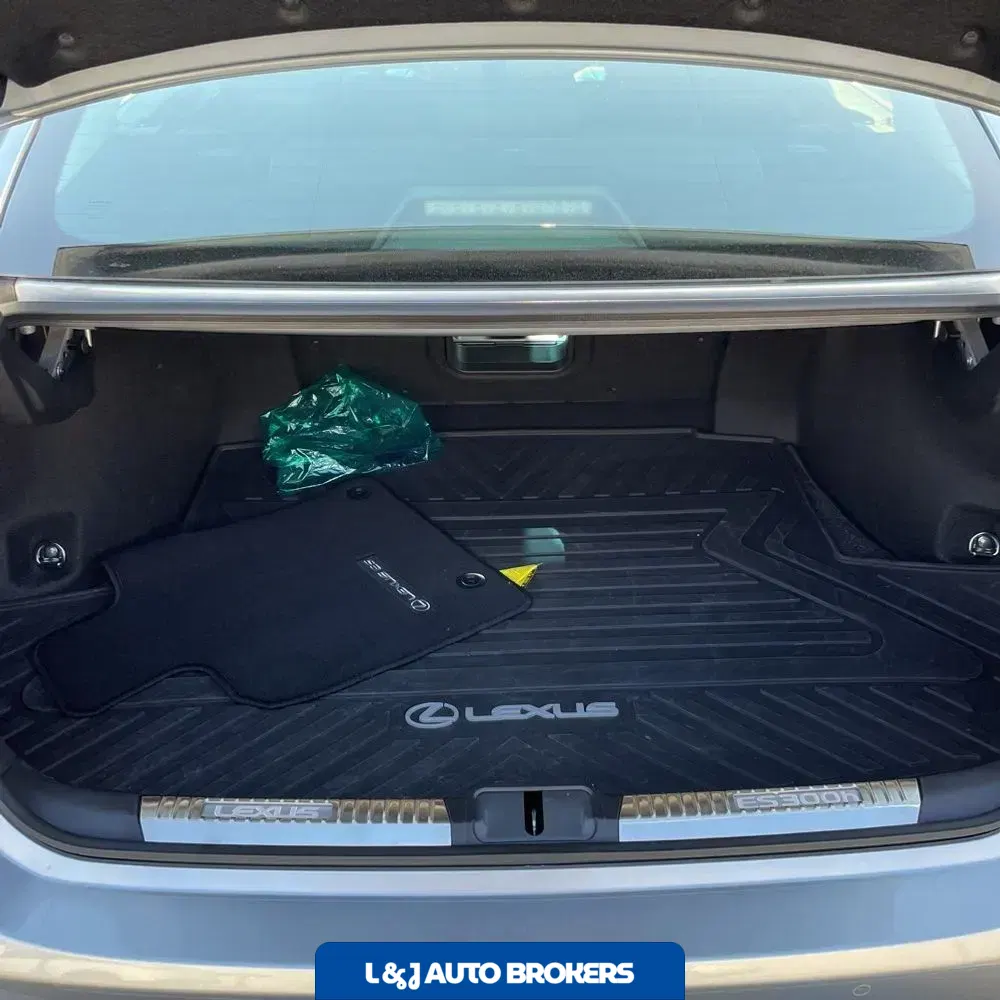 2025 Lexus ES 300h Luxury