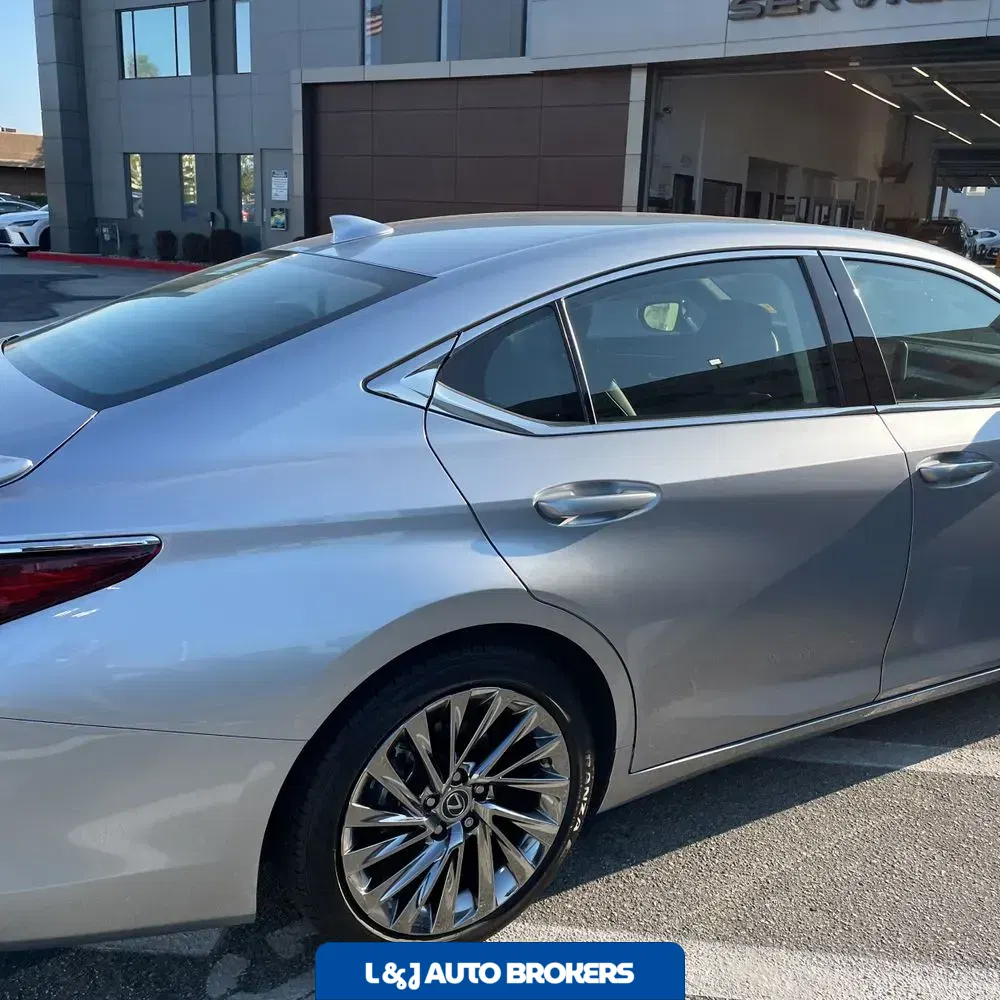 2025 Lexus ES 300h Luxury