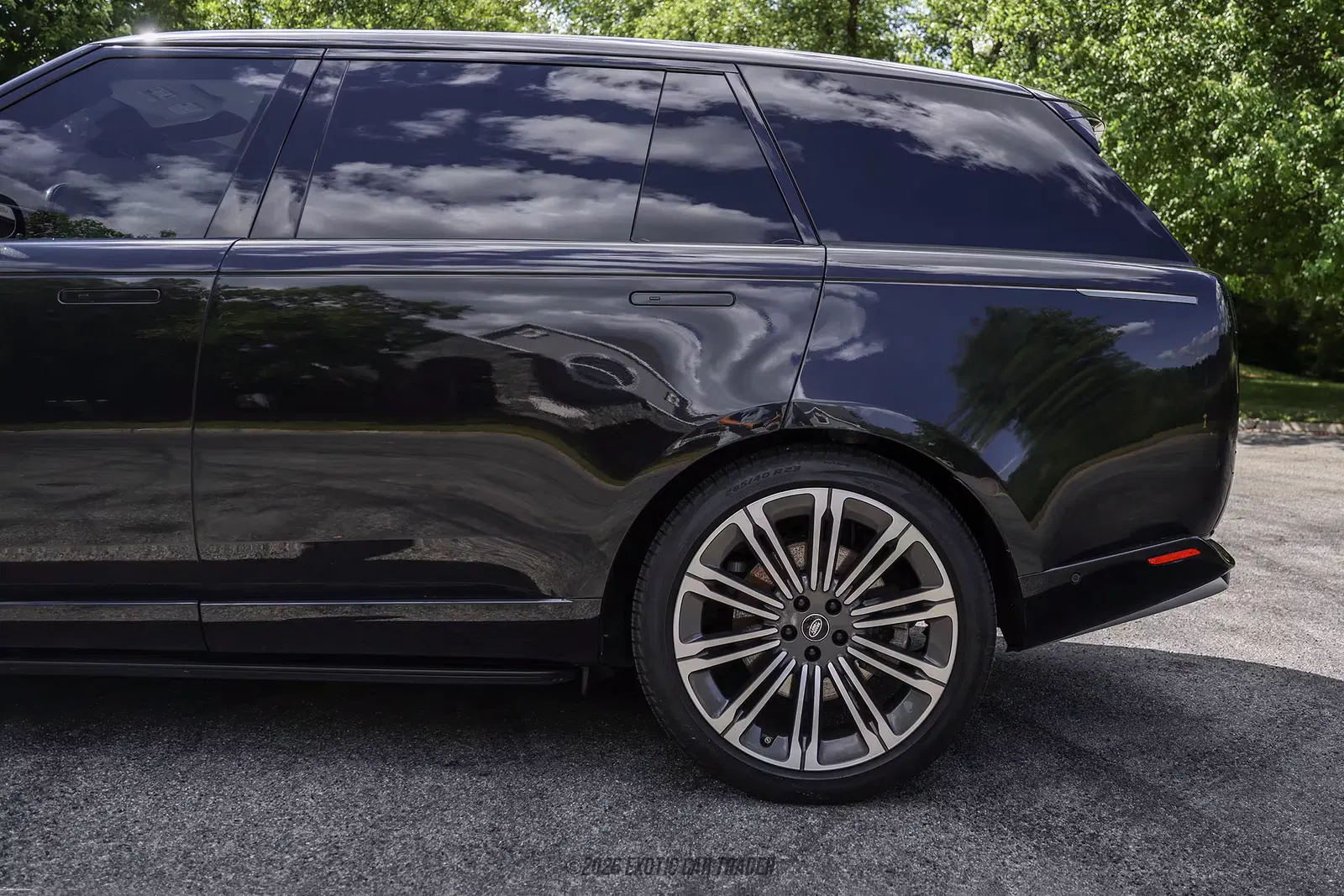 2025 Land Rover Range Rover SE LWB P530