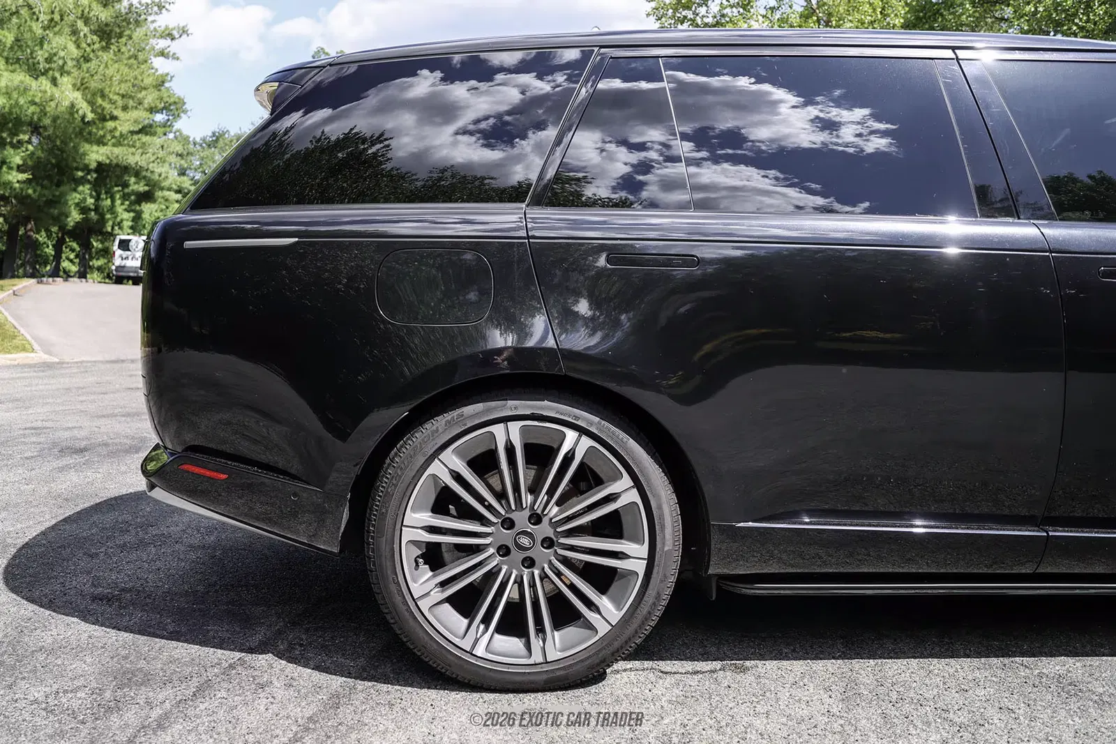 2025 Land Rover Range Rover SE LWB P530