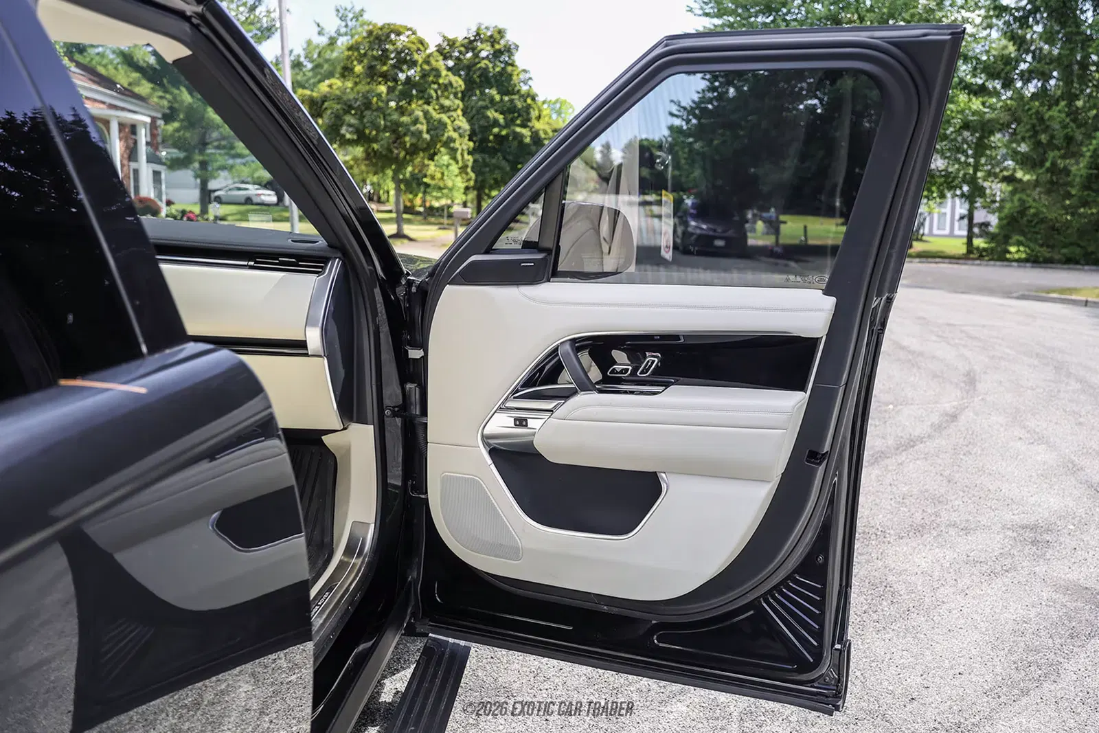 2025 Land Rover Range Rover SE LWB P530